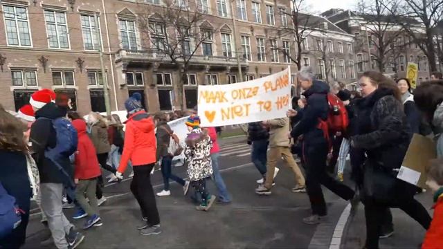 Playing Bitch Lasagna while protesting (part 1) смотреть онлайн