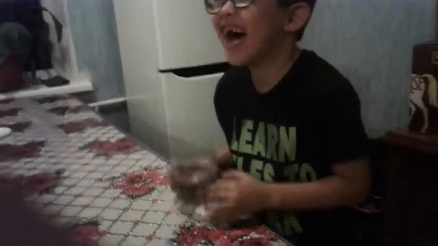 Жесть 7 летний мальчик съел ЧЕСНОК !!!!!!! смотреть онлайн