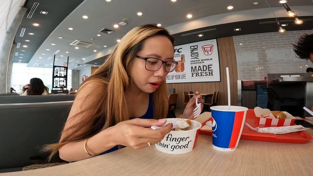 Eating my favorite food at KFC смотреть онлайн
