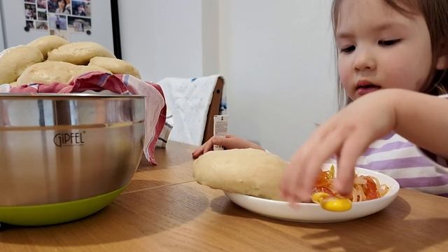 1.0. Выходные с двумя детьми | Готовим вафли за 5 минут | Корейский новый год смотреть онлайн