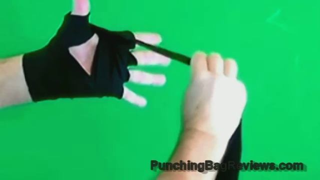 How To Wrap Your Hands For MMA - Muay Thai - Boxing - Heavy Bag Training - Punching Bag смотреть онлайн