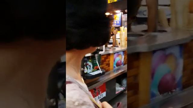 Мороженое 🎉которое продает турок в Корее) смотреть онлайн