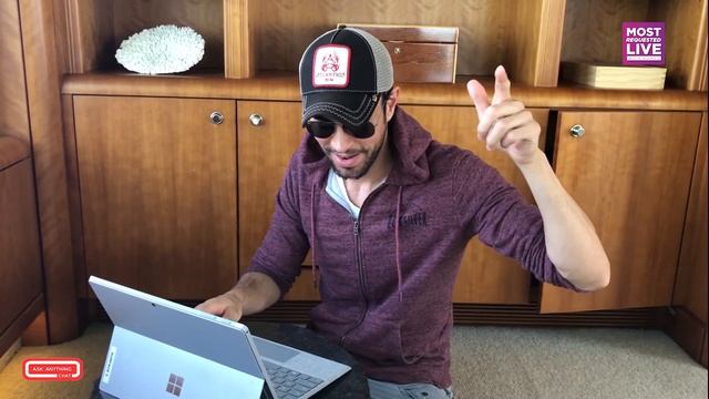 Enrique Iglesias Spells Kournikova смотреть онлайн
