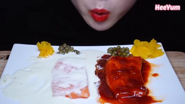 Eating ASMR / 입술이 더러워져도 연어는 못 참지!!!!🍣 (불닭소스, 수제소스) / 🍣 SALMON MUKBANG смотреть онлайн