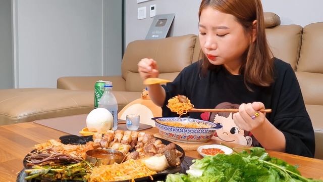🥩통삼겹+통목살한판구이🍖 휴가가서 이렇게 꾸워먹으면 핵인싸된다는 삼겹살 목살한판구이 먹방(Ft.비빔면,소주+맥주) MUKBANG ASMR EATINGSHOW REALSOUND 요 смотреть онлайн