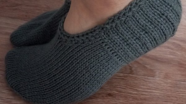 простые следки спицами. Размер 39-40.