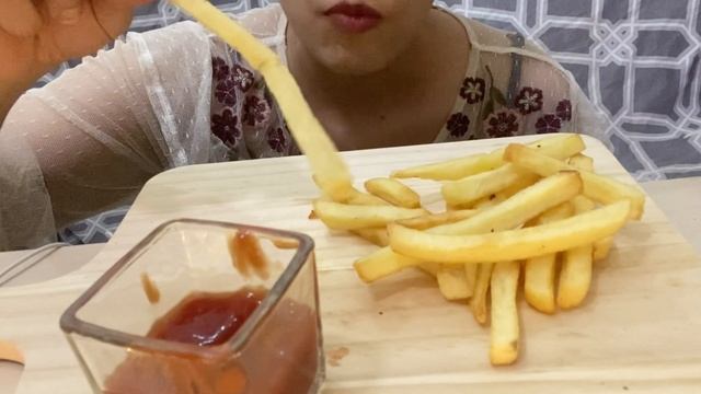 Asmr Crunchy French fries with ketchup sauce смотреть онлайн