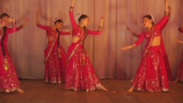 Индийский танец || indian dance || смотреть онлайн
