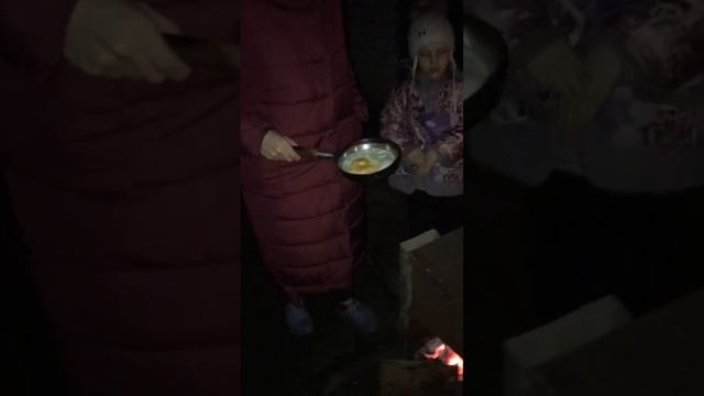 Жарим яичницу на самодельной буржуйке. Отлично получается даже без отверстия под сковороду! смотреть онлайн