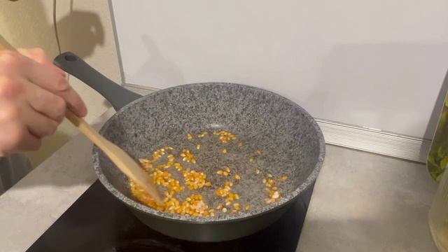 Поп-корн на сковороде.