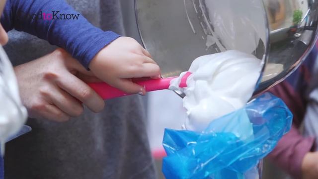 Kids Kitchen: Mini Meringue Kisses