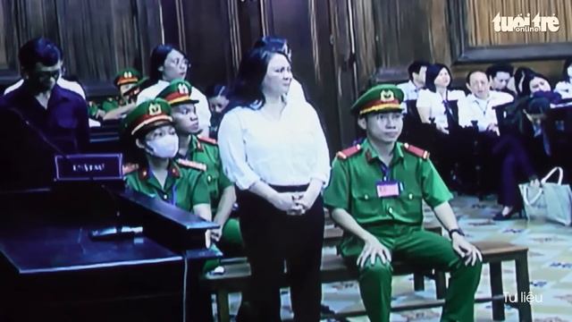 Bà Nguyễn Phương Hằng được cảnh sát dẫn giải đến phiên tòa phúc thẩm смотреть онлайн