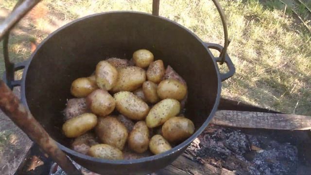Казан кебаб в казане чугунном на мангале смотреть онлайн