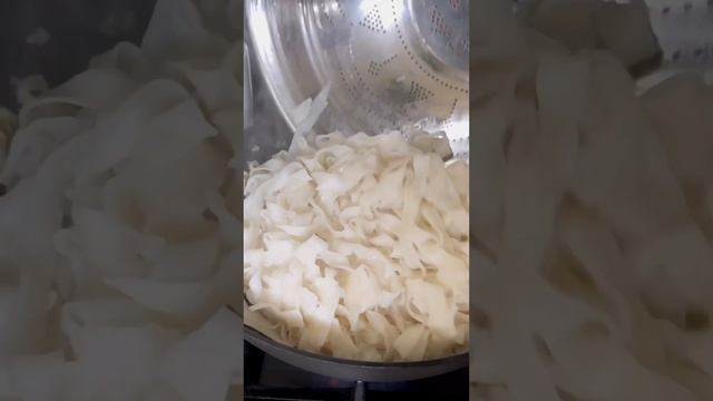 Pad See Ew (thai noodles) #shorts смотреть онлайн