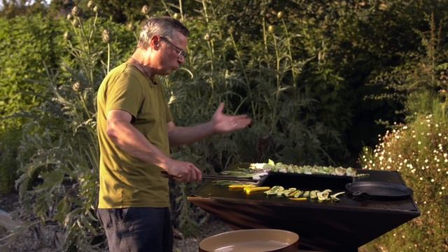 Vulcanus® Grill | Full Recipe: Seared Veg with Hummus and Dukka | Hugh Fearnley-Whittingstall смотреть онлайн