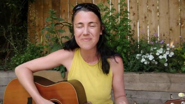 Bees are Buzzing Everywhere Song with Becky Bops 🐝🐝🏵️🎶😍😘🎵 Learn parts of the body for toddlers!