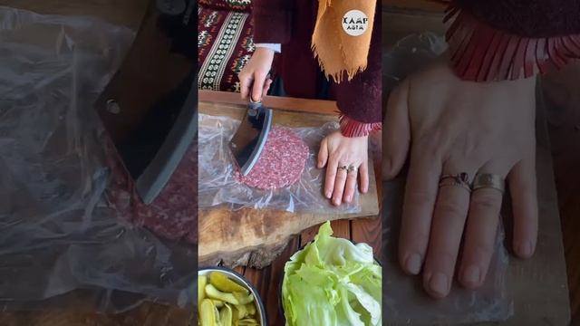 MAHSUR KALDIK! BAKIN NASIL HAMBURGER YAPTIK 🏕️ #shorts смотреть онлайн