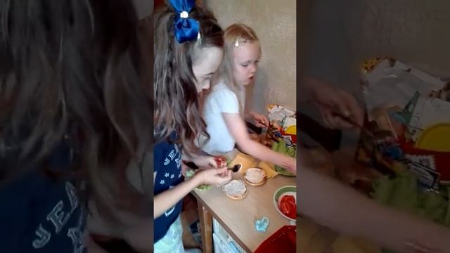 Сестрички делают гамбургеры смотреть онлайн