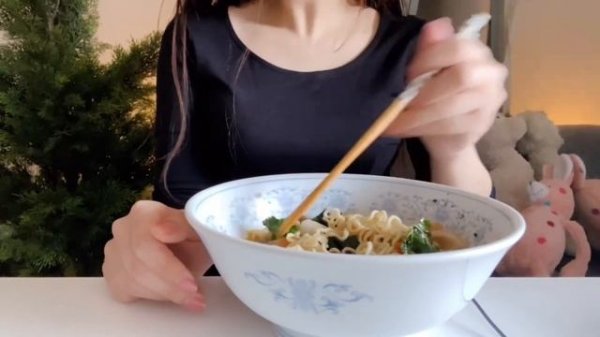 SUB)私は怒ったので、ラーメンを2杯分食べました😤。（お腹が膨らみました🤰）。
