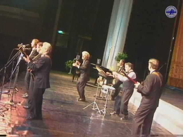 "Поющие гитары" - "Люди встречаются" ("Романсы и песни нашего города", 2000г.) смотреть онлайн