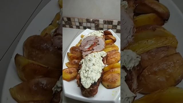 Arrollado de cerdo con salsa Tártara y papas en gajos al horno. смотреть онлайн