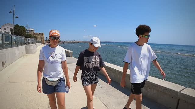 Прогулка по старому городу Ларнака, Кипр смотреть онлайн