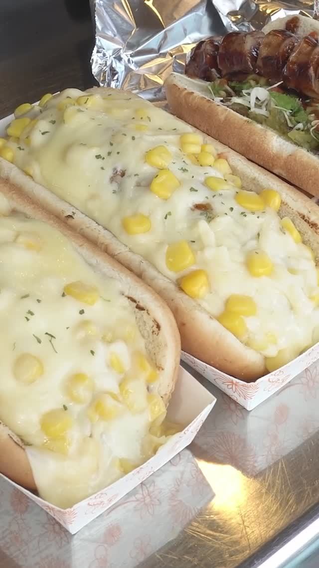 Канал Уличная Еда / Street Food Channel. Хот-дог с моцареллой, кукурузой и сыром смотреть онлайн