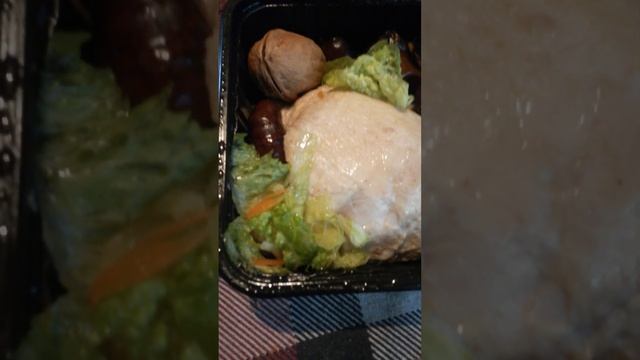 Мощный кусок мяса курицы, салат из капусты, два ореха и финики в контейнере Шестого Сентября смотреть онлайн