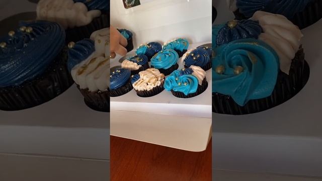 Packing cupcakes 🤣🤣 how to put cupcakes in boxes please follow us for more cakeylicious contents смотреть онлайн