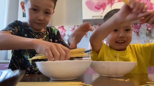 Роберт и Радмир - ломать спагетти смотреть онлайн