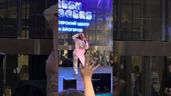 Выступление Алины Князевой в ТРЦ Ривьера она популярный блогер в приложение Likee!