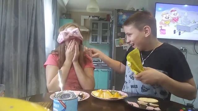 ЧЕЛЕНДЖ - ЗАПРАВЬ ЕДУ СОУСОМ, МАЙОНЕЗОМ, СГУЩЁНКОЙ. Alka Fai смотреть онлайн