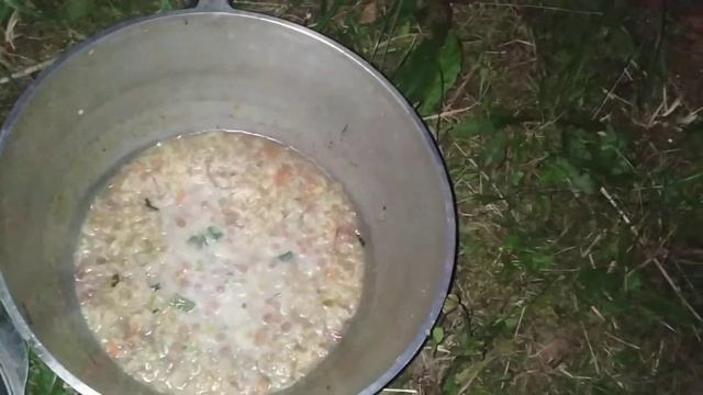 Доширак с тушёнкой на костре смотреть онлайн