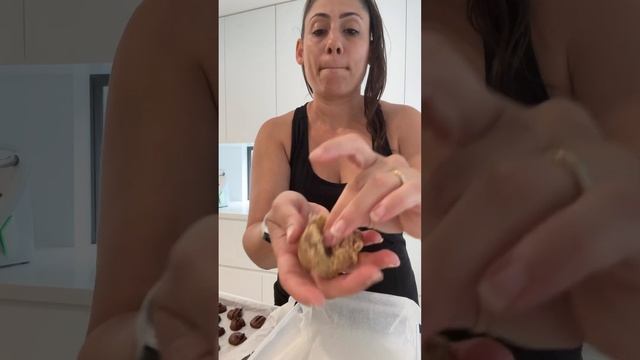 Nutella stuffed chocolate chip cookies смотреть онлайн