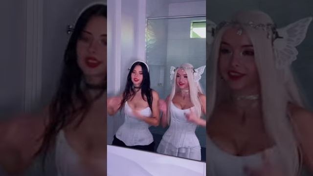 The Burch Twins! смотреть онлайн