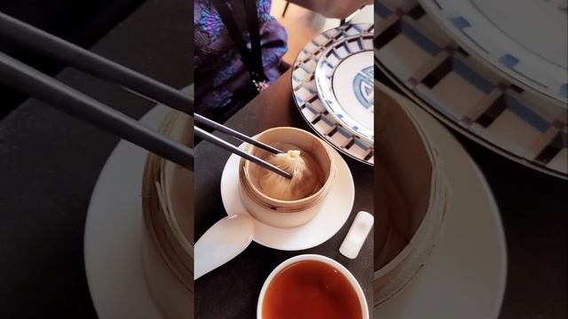 Правильно пробуем китайские паровые пирожки сяолунбао;)) смотреть онлайн