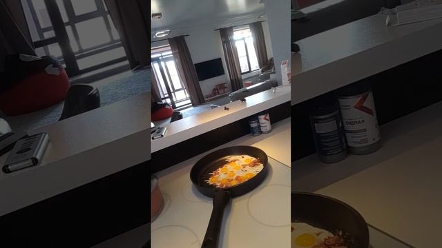 Жарим Яичницу из перепелиных яиц смотреть онлайн