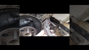 ПРИ СТОЯНКЕ АВТОМОБИЛЯ ПРИ НАЖАТИИ ПЕДАЛИ ТОРМОЗА,СКРИП СО СТОРОНЫ ЗАДНИХ КОЛЕС.(ХЕНДЭ СОЛЯРИС).