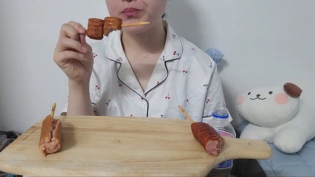 [먹방V-log] #29.주말이니까 많이 먹어야지(배떡/에뚜왈/과자/쿠키슈/스콘/핫바/꼬치/와인/열무냉면/로제떡볶이) смотреть онлайн