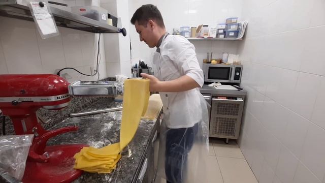 Italian pasta how to roll out Итальянский паста как раскатать смотреть онлайн