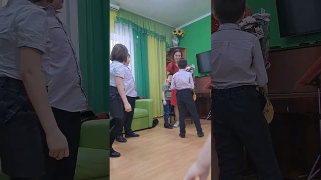 Нет лучше награды, чем когда дети сами идут обниматься! Спасибо «Стране Детства» за возможность петь смотреть онлайн