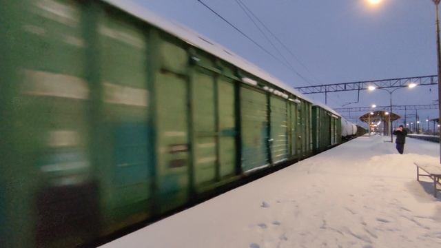 Приветливый  3ЭС4К-??? с грузовыми вагонами проезжает 