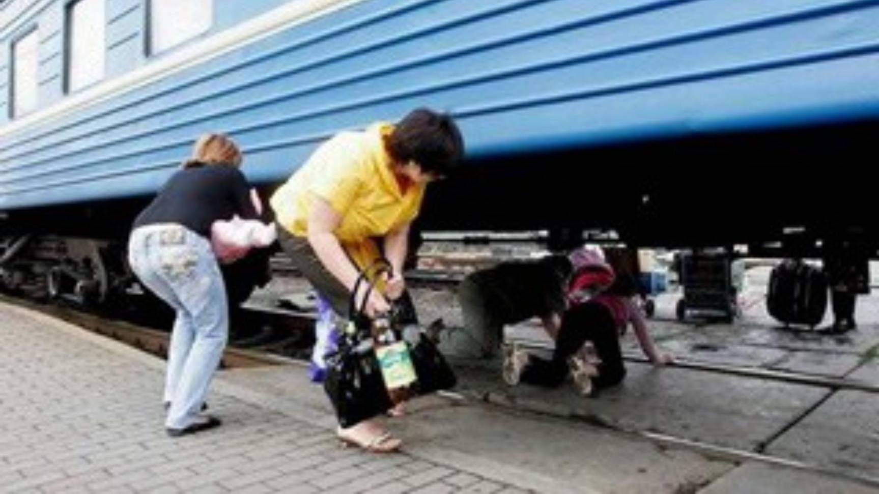 На Урале железнодорожник пытался пролезть под вагонами и попал под поезд смотреть онлайн