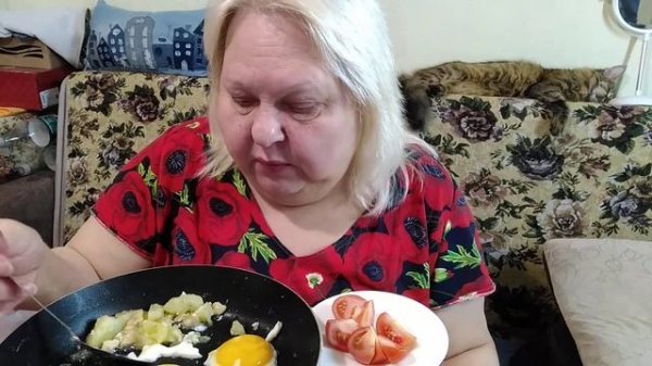 Мукбанг. 🍅🍅🍅🥚🍳