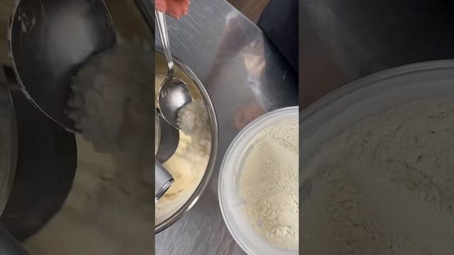 5 яиц С1 комнатной температуры ✨200г Сахар ✨150г Мука ✨20г Кукурузный крахмал ✨5г разрыхлитель смотреть онлайн