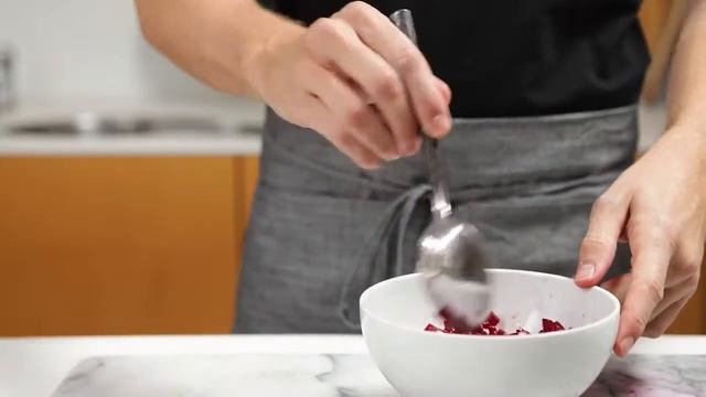 Rote-Bete-Tartar mit Kren-Dressing und mit Schinkenchips смотреть онлайн