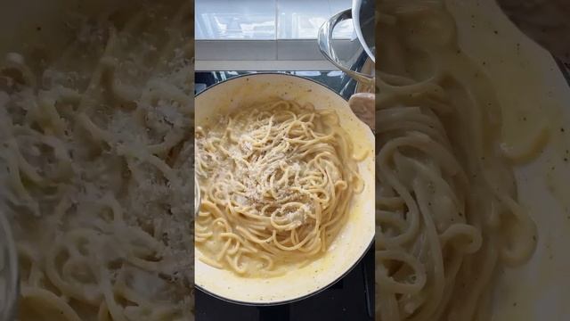 Easy, 15-Minute Cacio e Pepe Recipe 🤌 #Recipe on my website #cooking #dinner #foodshorts #pasta смотреть онлайн
