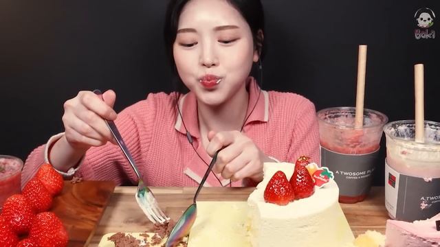 SUB)투썸 딸기시즌 파티!🍓🍰 스트로베리치즈바스켓 초콜렛수플레 딸기생크림치즈수플레 생딸기가득주스 케이크 디저트 먹방 Dessert Mukbang Asmr смотреть онлайн