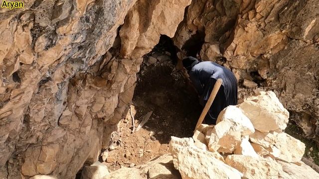 Construction of an amazing shelter among the mountain rocks by Celine and Parvaneh. смотреть онлайн