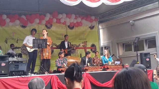 Лучший город Земли и Гамелан смотреть онлайн